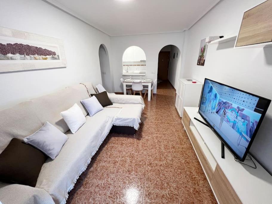 Nice And Central Apartment Торевиеха Екстериор снимка