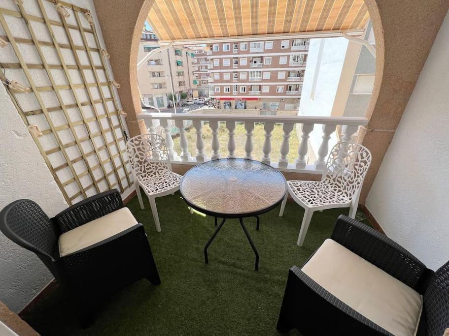 Nice And Central Apartment Торевиеха Екстериор снимка