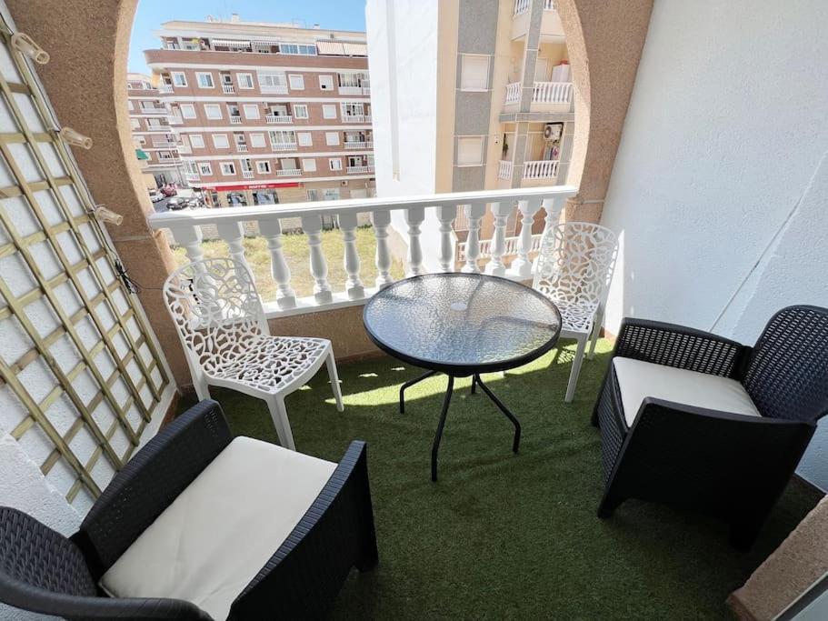 Nice And Central Apartment Торевиеха Екстериор снимка