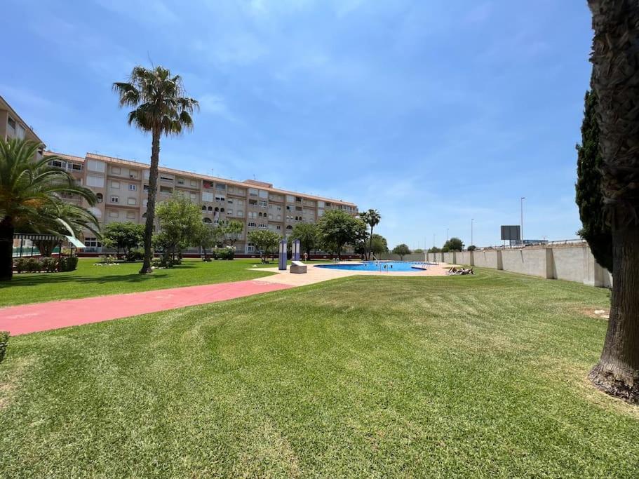 Nice And Central Apartment Торевиеха Екстериор снимка
